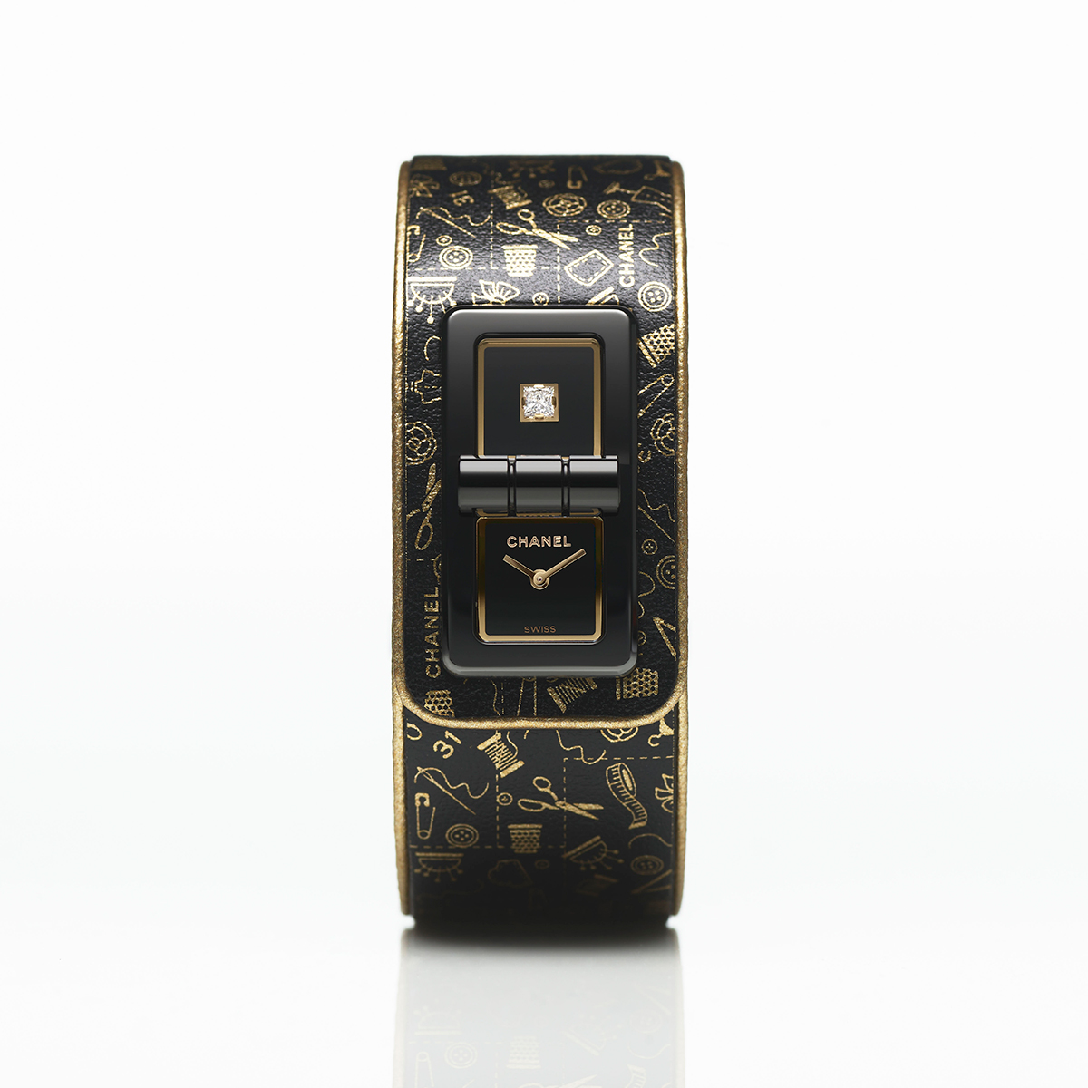 CHANEL_JP's tweet photo. ブラックのブレスレットを纏うコード ココ クチュール。ゴールドレザーのトリミングと裏地が施され、指ぬきやボビン、ピン モチーフがプリントされています。ブラック ラッカー ダイヤルにはプリンセスカット ダイヤモンドをセットしています。
数量限定モデル。
#CodeCoco #CHANELCoutureOclock