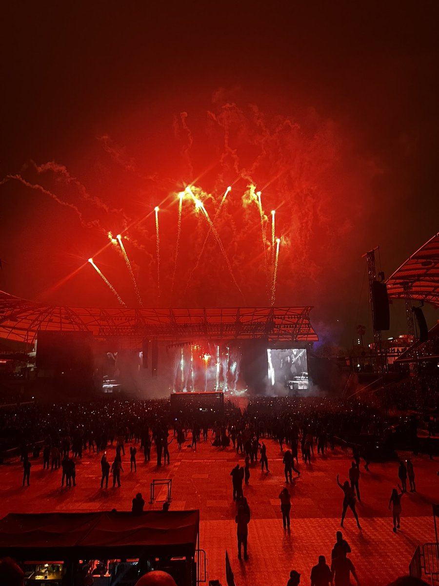 deeeeezzzx's tweet image. #bmostadium #loangeles #lastgoodbye