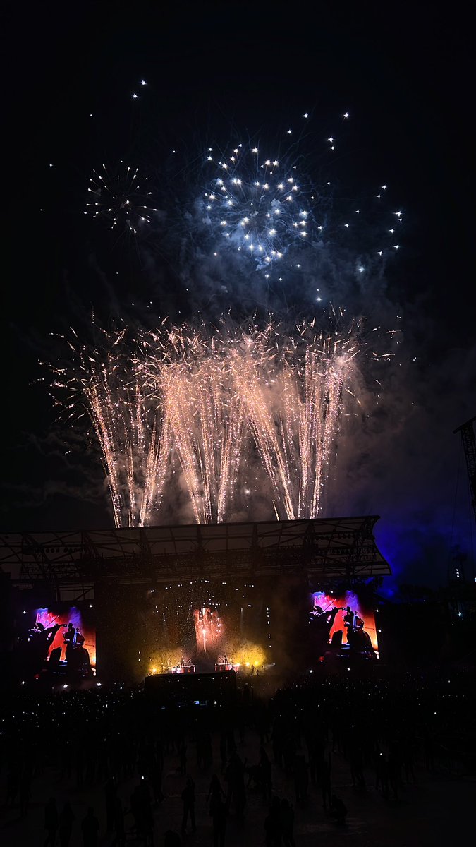 deeeeezzzx's tweet image. #bmostadium #loangeles #lastgoodbye