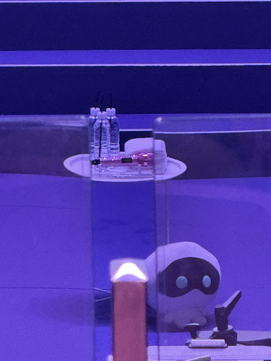 95rockpjm's tweet photo. the pink mic 😭😭😭😭😭😭😭😭 https://t.co/CNSKFAN617