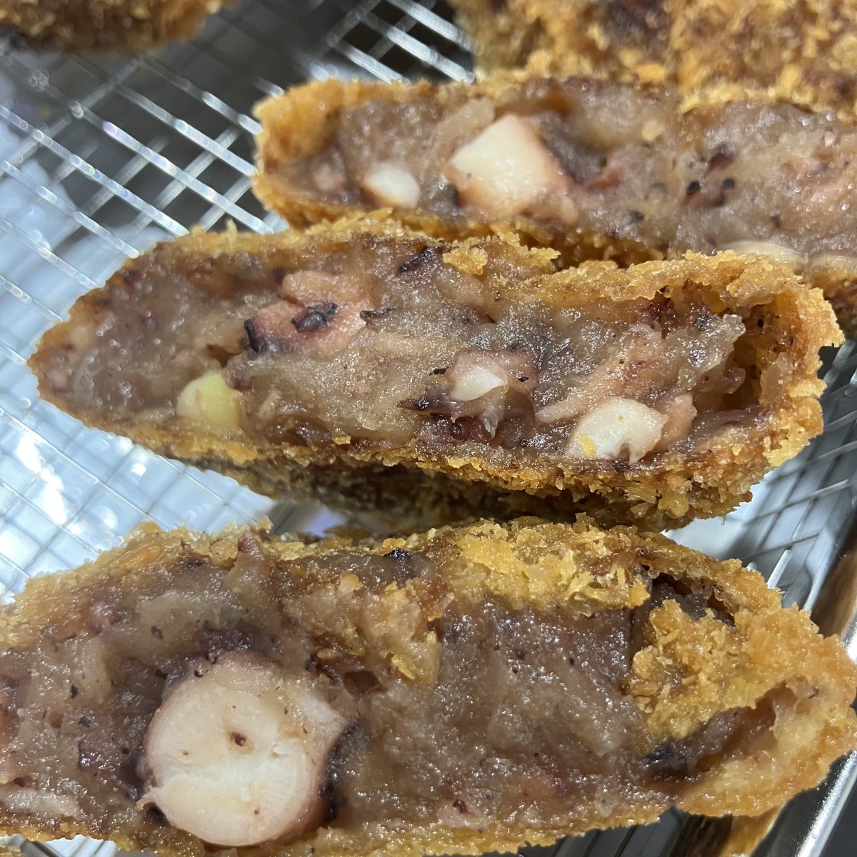 AMEROIDKITCHEN's tweet photo. ASハリマアルビオンの選手でもあり、アメロイドキッチン親会社の社員でもある千葉選手@soogenkidayoにたこコロを試食いただきました！
ソースも何もなくても美味しいと大絶賛でした☺ https://t.co/zRm6LgvwzN