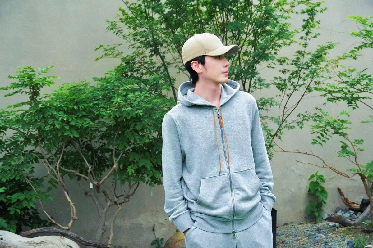 baiyu_updates's tweet photo. 13/06/2024•Bai Yu for Moncler
[1/2]
ฅ^•.ﻌ•^ฅ #白宇 #BaiYu #백우 #ไป๋อวี่ https://t.co/2XWv3I5H3L