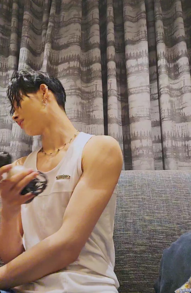 GUESSHIMN4ME's tweet photo. ตั้งกล้องแบบเธอแอบถ่ายเ��้าทำไม https://t.co/qOTpOxPCcJ