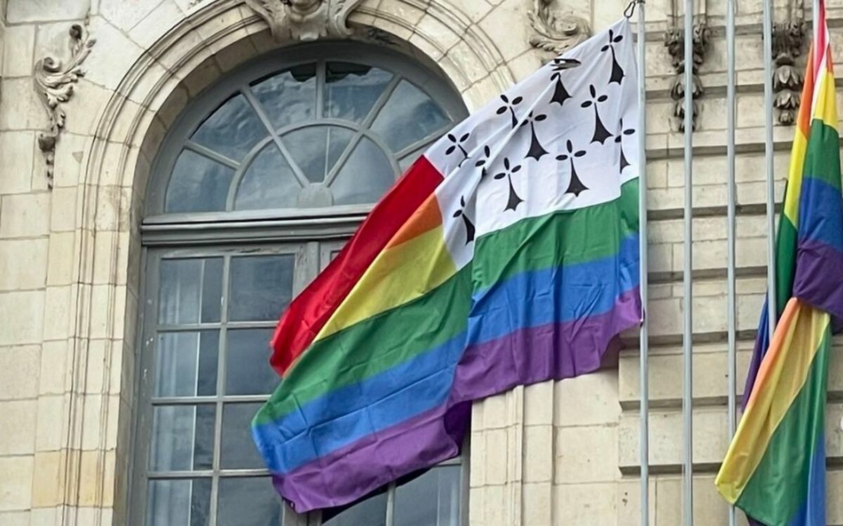 LeTelegramme's tweet photo. À Rennes, c’est quoi ce nouveau drapeau accroché sur la mairie
➡️ https://t.co/NTNkrBrIbo https://t.co/tMYVoFh6Qs