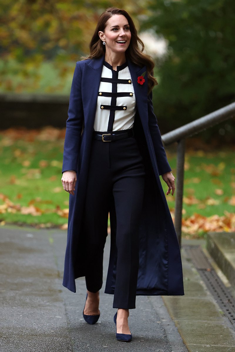 Peacock2828's tweet photo. Well Good Morning all. Woke at 6. Doves getting fruity in the garden.π± Love that Catherine rocks the military style whether itβs a blouse, skirt or coat.Whatever sheβs doing today I will be thinking about her #PrincessofStyle #PrincessofWales #CatherinePrincessofWales #Catherine https://t.co/XHR9M1kSCX