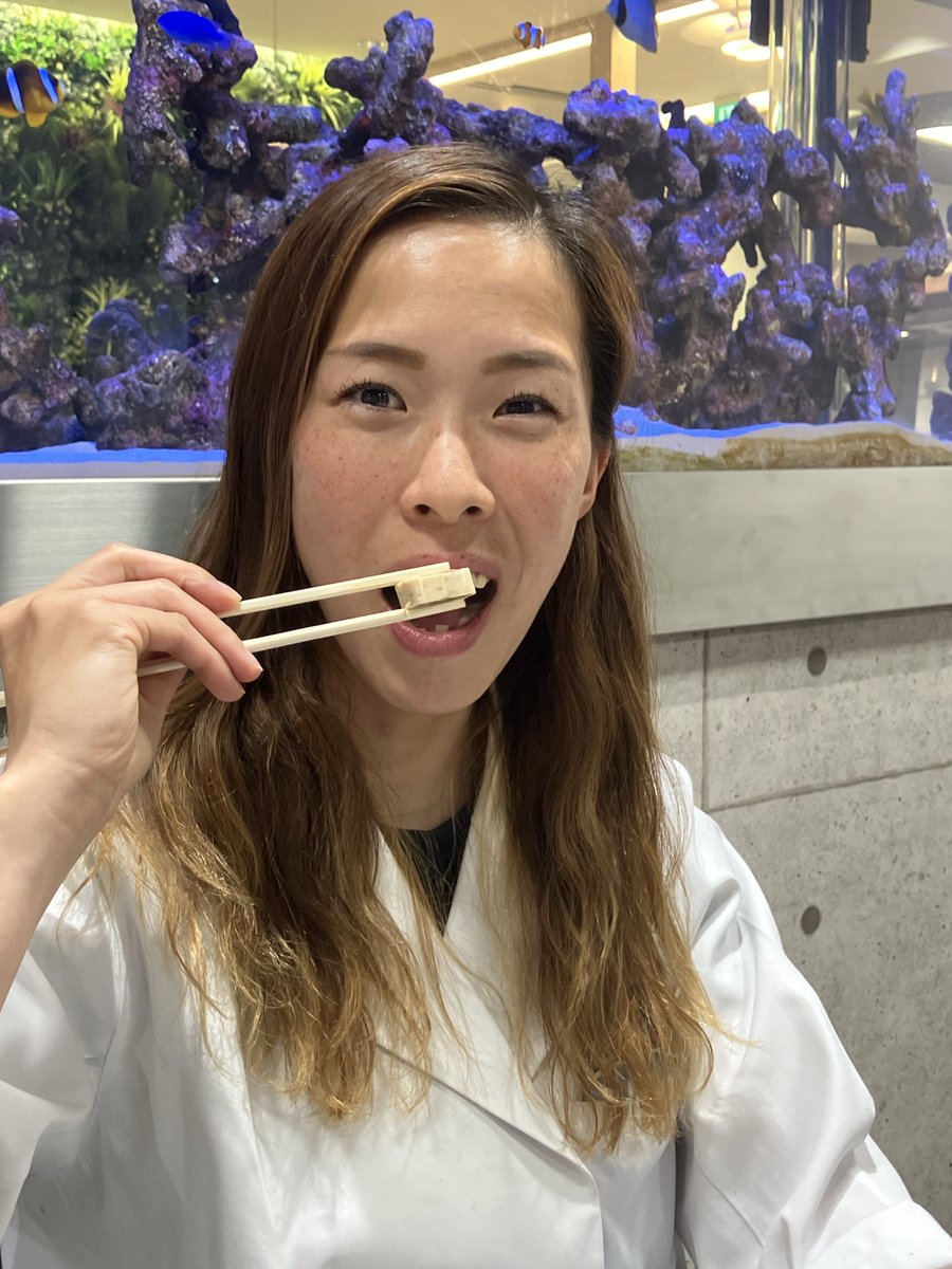 AMEROIDKITCHEN's tweet photo. アメロイドでアメロイドキッチン商品の試食会を開きました！
ASハリマアルビオンの選手でもある千葉さん@soogenkidayoは牡蠣リーヌがお気に入りです☺ https://t.co/EJfQUHGFpo
