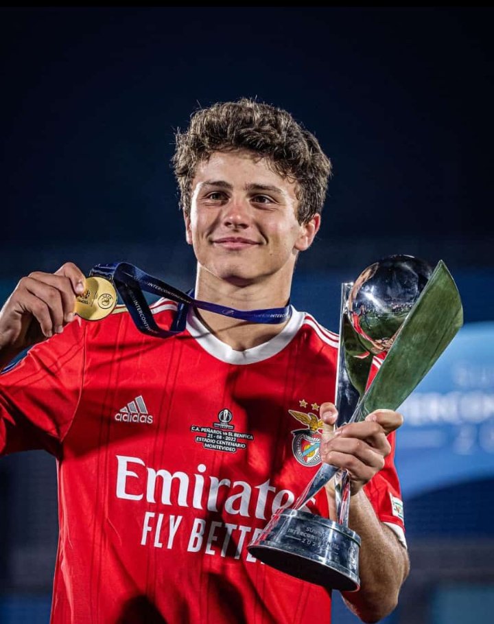 centregoals's tweet photo. 🚨🚨| Liverpool are expected to make an offer for Benfica midfielder Joao Neves (19) in the next few days. 

[Correio da Manha] https://t.co/4mXjPGc0A6
