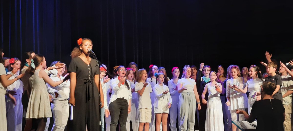Jeudi 23 mai, les choristes du collège se sont produits sur la scène du théâtre Jean-Richard... pour la plus grande joie du public ! Livrant leur spectacle Happy !
<a href="/DSDEN79/">DSDEN Deux-Sèvres</a>