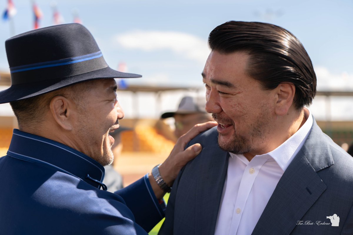 Бөх хүн л бол муу гэдэг байдал бий болсонд ард олон буруугүй л дээ, нэг тийм туйлширсан үзэл бий болоход хэд хэдэн бөхчүүд хувь нэмрээ оруулсан л даа..
Гэхдээ бөхчүүд дотор боловсролтой, хүмүүжлийн суурь сайтай, зөв хүмүүс олон бий л дээ..
Ама ирчихсэн байна..