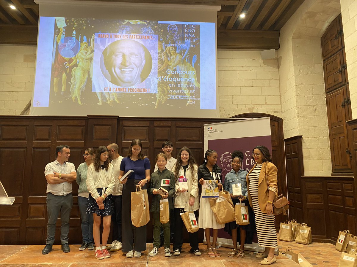 isabelleleitet1's tweet photo. La « Grâce » en douze langues différentes était au rdv des #ciceronnades , organisées par les IA-IPR de LV de l’académie d’Orléans-Tours et ouvert aux élèves du monde entier. Cette année en #portugais, ils sont venus de Bordeaux, La Rochelle et la Guyane. Merci à tous ! https://t.co/6JTyrGIv9a