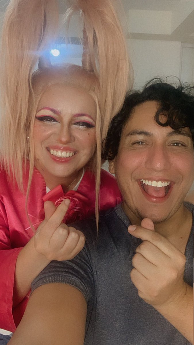 Estoy muy 😭, por mis costillitas rotas no pude ir al evento de <a href="/DragRaceMexico/">Drag Race México</a> con <a href="/PatyPinata/">FOSILISABROSA</a> y mija <a href="/bonitadenombre/">La Regia de DRMX</a>. Me tocó reposar, pero vino mi vecina <a href="/hirose_takara/">HiroseTakara</a> al depa y jugamos a las pinturitas. Seguimos reposando para vernos en <a href="/RegiasDelDrag/">RegiasDelDrag</a> mañana.