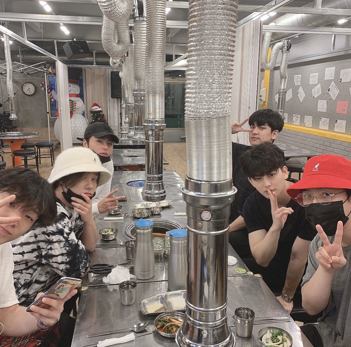 HEYB0BBYS's tweet photo. so remember in 2020 ikon used to meet up every last thursday of the month to catch up and sometimes they would do a vlive with ikonics 🥹 i miss u guys sm i hope all of u are doing well @iKONIC_143 https://t.co/f47Qgt21FR