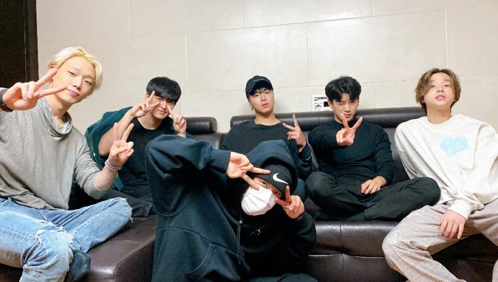 HEYB0BBYS's tweet photo. so remember in 2020 ikon used to meet up every last thursday of the month to catch up and sometimes they would do a vlive with ikonics 🥹 i miss u guys sm i hope all of u are doing well @iKONIC_143 https://t.co/f47Qgt21FR