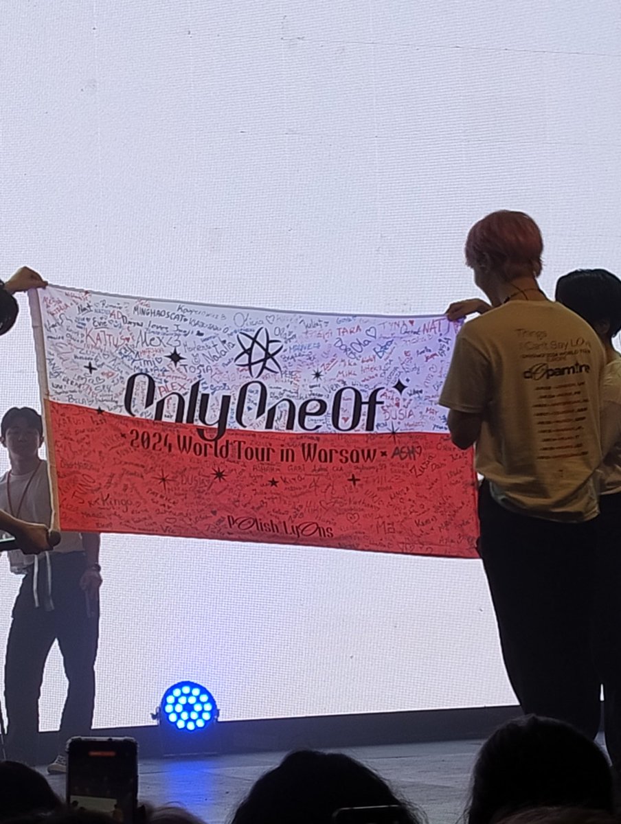 kkingdom_shop's tweet photo. Udało sie! Flaga w rękach OnlyOneOf! 
Koncert był świetny i dziękujemy wszystkim, którzy kupili od nas fanmerch, miło było Was spotkać osobiście i porozmawiać! 
Do następnego razu 🫶 https://t.co/qrRu7jxsqE