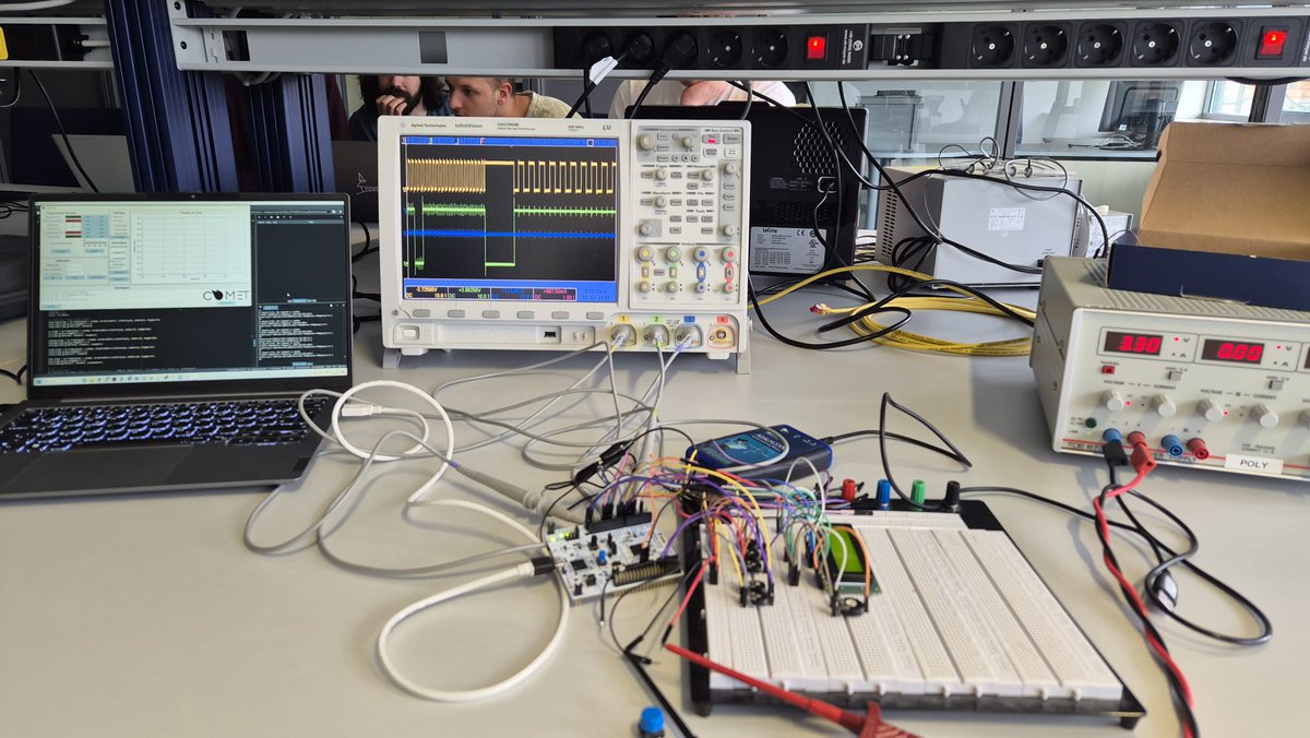 Connecting the software components.

Yesterday we had the first commissioning session for the microcontoller and the GUI. You can see how the clock frequency jumps from 500 to 300 kHz after being set in the GUI.
#Mikroelektronik #Leistungselektronik 
@ElectronicsAndDrives