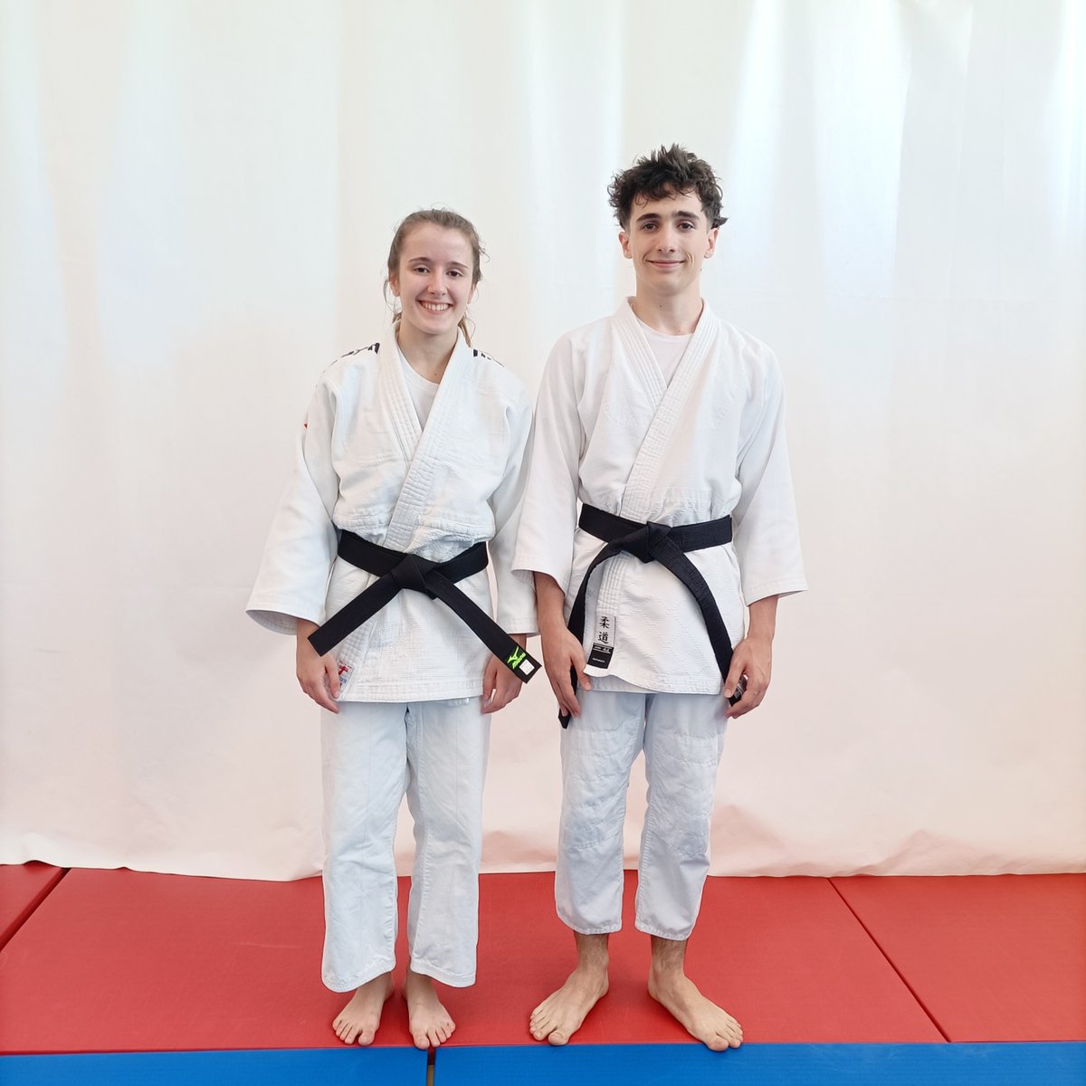 Escuela de Judo

Nuestros deportistas Maddalen Lopetegui y Endika Évora, logran superar todas las pruebas y obtener el cinturón negro 1er Dan.
Tras una constante trayectoria el esfuerzo de varios años suman un importante reto más en su carrera deportiva. ¡Enhorabuena!