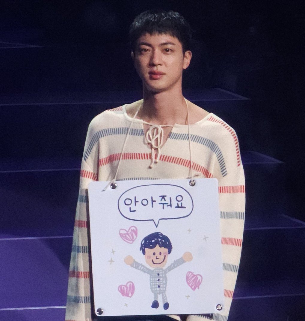 แล้วป้ายที่พี่จินแขวนไว้คือ "กอดผมหน่อยครับ" 😭😭😭