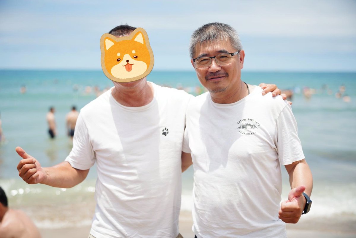 第一次看到200多人，而且超多天菜在我前面走來走去，害我一直處於微勃興奮狀態，合照是專業攝影師熊爪拍的，謝謝你。還有阿田提供的小白花襯衫，真美。