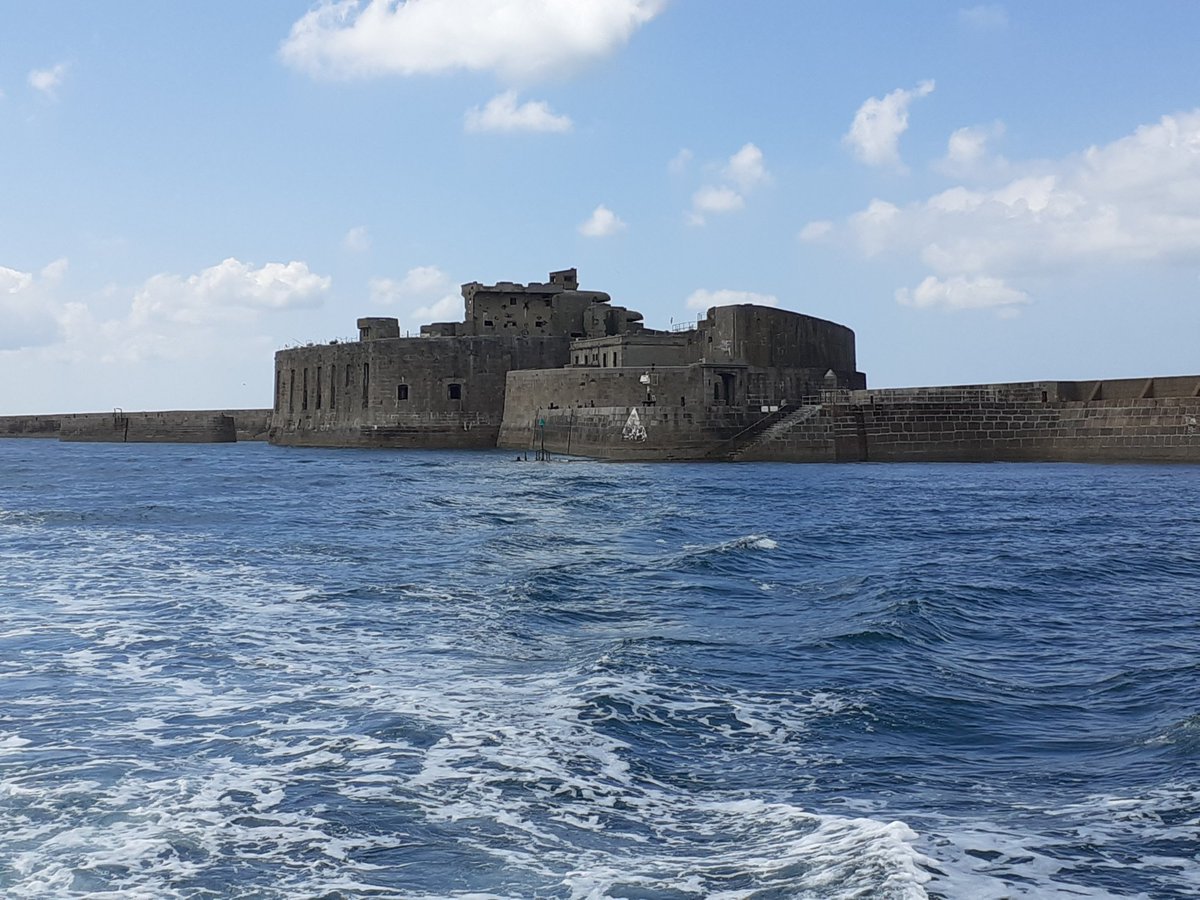 Découverte en bateau, avec nos partenaires allemands, de la rade de Cherbourg, sa construction, les dégâts de la guerre lors la Libération, les activités de nos jours. #regardscroiséssurledevoirdemémoire <a href="/ClgLeFerronay/">Collège Le Ferronay</a> <a href="/Drareicnormande/">DRAREIC Normandie</a> <a href="/ofaj_dfjw/">🇫🇷 OFAJ_DFJW 🇩🇪</a> <a href="/VilleCherbourg/">Ville de Cherbourg-en-Cotentin</a>