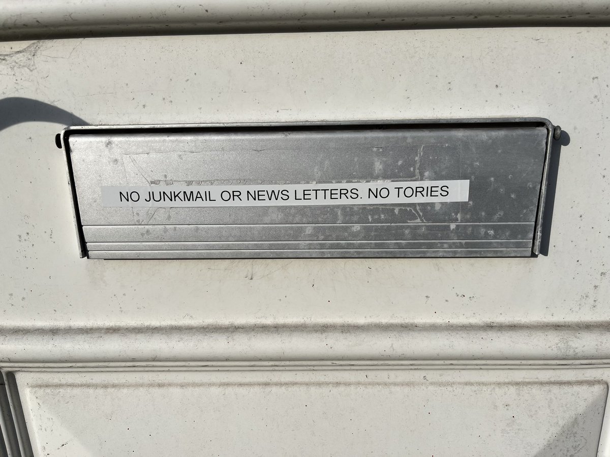 Been a lovely morning in Mottingham, Coldharbour and New Eltham 

Polls here are open in the by-election to vote for <a href="/ncthurlow/">Nikki Thurlow</a> and <a href="/elthamclp/">Eltham and Chislehurst Labour Party</a>

And got to be the best letterbox in London here too “No junk mail… No Tories” amen to that! 

🗳️🌹