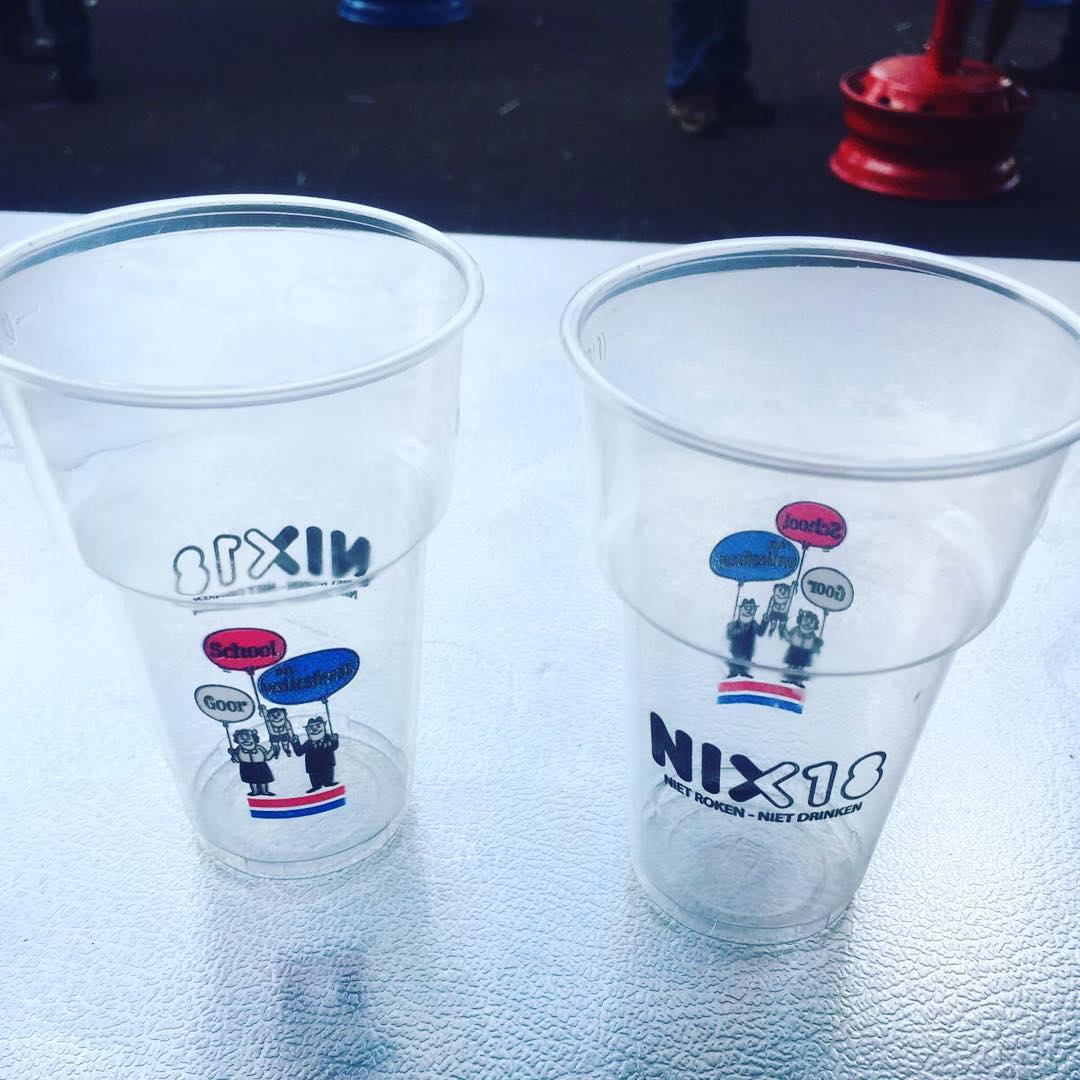 Schoolfeestvierders gaan dit jaar in de tent drinken uit een nieuw soort drinkbeker; de rPET beker. 
De organisatie vraagt de feestvierders met klem om de gebruikte rPET beker in de daarvoor bestemde grijze containers te gooien. 
Lees er alles over op goorsvictorie.nl.