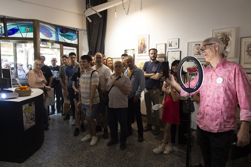 Quei15bcn's tweet photo. En temps de rigor informatiu no hi ha res millor que una mica de 'Cítric, humor gràfic i caricatura a Barcelona'.
👉 Kim, Kap, Ant, Lluïsot, Eli Speranza, Leo Rodríguez, Sandersen, Pedro Espinosa, Jésica Cichero fan més crítica social en un dibuix que 100 tuits!
📆 Fins al 6/07 https://t.co/JJtb9LaC4c