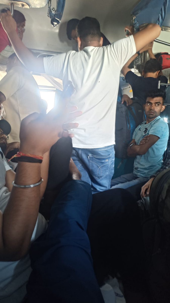 mainikhilkumar's tweet photo. @DRM_DDU @RailMinIndia @AshwiniVaishnaw @RailwaySeva @drmncrald Not any type of necessary action taken against this till now @AshwiniVaishnaw @RailMinIndia @drmncrald @DRM_DDU https://t.co/88yDFZpsyq