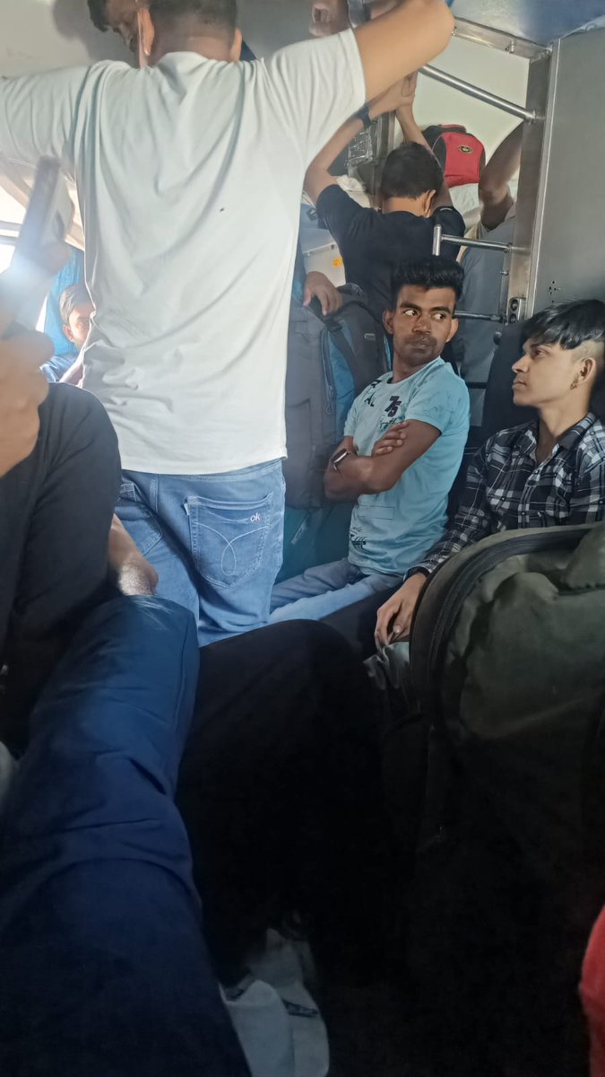 mainikhilkumar's tweet photo. @DRM_DDU @RailMinIndia @AshwiniVaishnaw @RailwaySeva @drmncrald Not any type of necessary action taken against this till now @AshwiniVaishnaw @RailMinIndia @drmncrald @DRM_DDU https://t.co/88yDFZpsyq