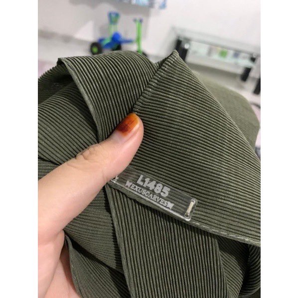 exuscarves's tweet photo. [HELP RT] READY STOCK ‼️

Shawl Chiffon Pleated
RM 10 exclude local postage

☘️ with L1485 tag
☘️ Material: Heavy Chiffon 
☘️ Measurement: 1.8m*0.75m
✅ Mudah dibentuk
✅ Pleated halus and kemas 
✅ Material tak jarang and ringan

Interested to order pls dm us ❤️ https://t.co/sIxzjWVxt1