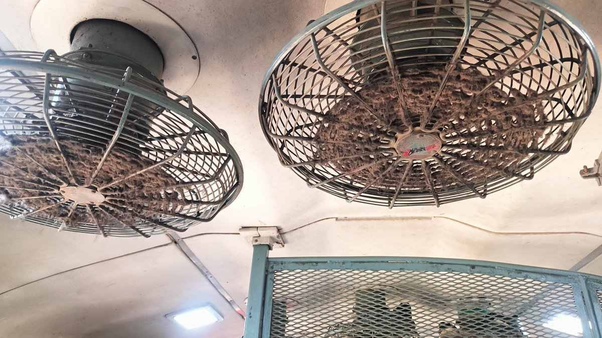 gauravpathak72's tweet photo. #भारतीय रेलवे में आपका स्वागत है।
Condition of general coach ceiling fans in train no. 12466 Ranthmbhor Superfast jodhpur to indore @drmkota @RailMinIndia @AshwiniVaishnaw https://t.co/XbGRDOrrVY