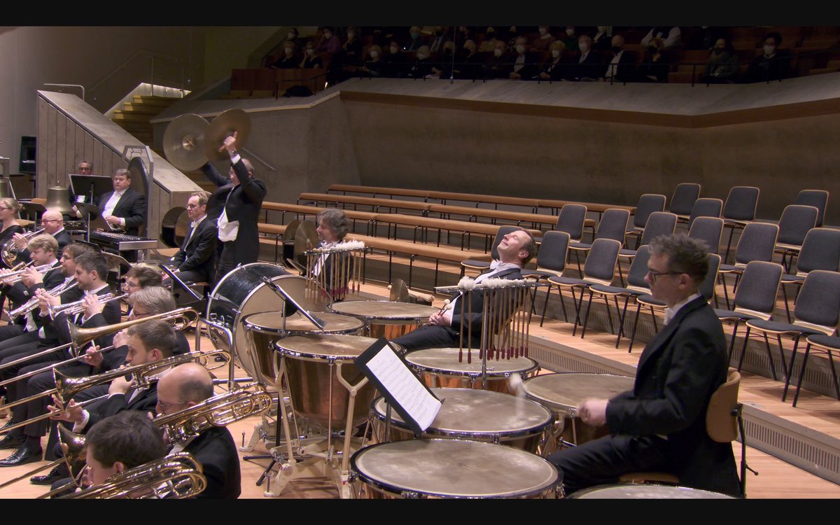 Did the Camera person catch decisive moment in the middle of performance?