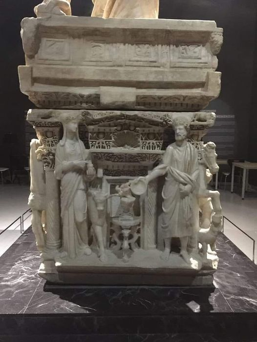 ANTAKYA MÜZESİNDE BİR LAHİT YAZISI...
Duvarda yazan söz M.S. 65 yılında vefat eden “Seneca” isimli bir düşünüre ait.
*Para iIe satın aIınan sadakat, daha fazIa para iIe de satıIır.*
*BaşIayan her şey biter.*
*Büyük bir servet, büyük bir köIeIiktir.*
*ÖIüm, bazen ceza, bazen bir