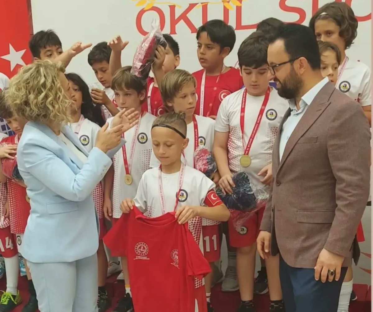 Okul Sporları Futbol İlçe 1.ciliği Minikler Turnuvası Ödül Töreninde kupamızı aldık.Yaşattığınız gurur için öğretmenimiz Ayhan Bozik ve çocuklarımıza teşekkür ederiz.<a href="/istanbulilmem/">İstanbul İl Millî Eğitim Müdürlüğü</a> <a href="/membakirkoy/">membakirkoy</a> <a href="/karzuoglu/">Kürşat ARZUOĞLU</a>