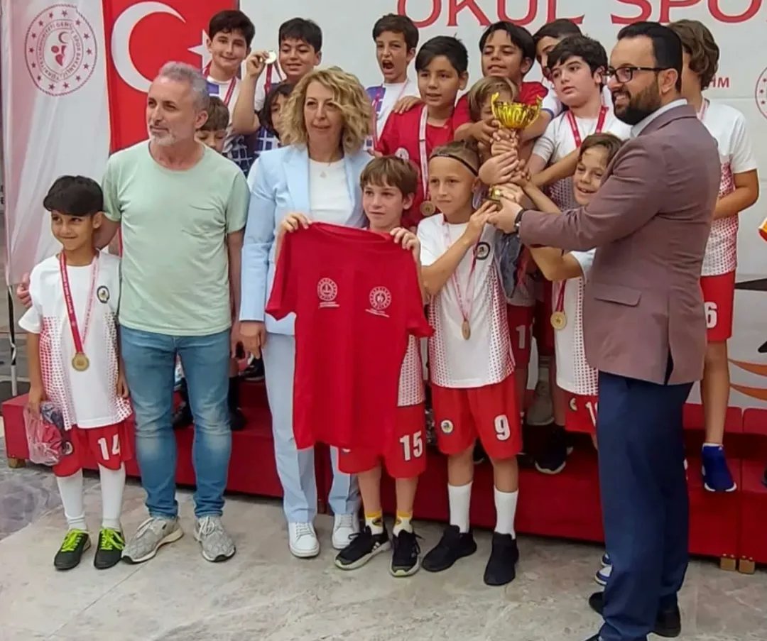 Atailkokul's tweet photo. Okul Sporları Futbol İlçe 1.ciliği Minikler Turnuvası Ödül Töreninde kupamızı aldık.Yaşattığınız gurur için öğretmenimiz Ayhan Bozik ve çocuklarımıza teşekkür ederiz.@istanbulilmem @membakirkoy @karzuoglu https://t.co/iOc6LG0mzq