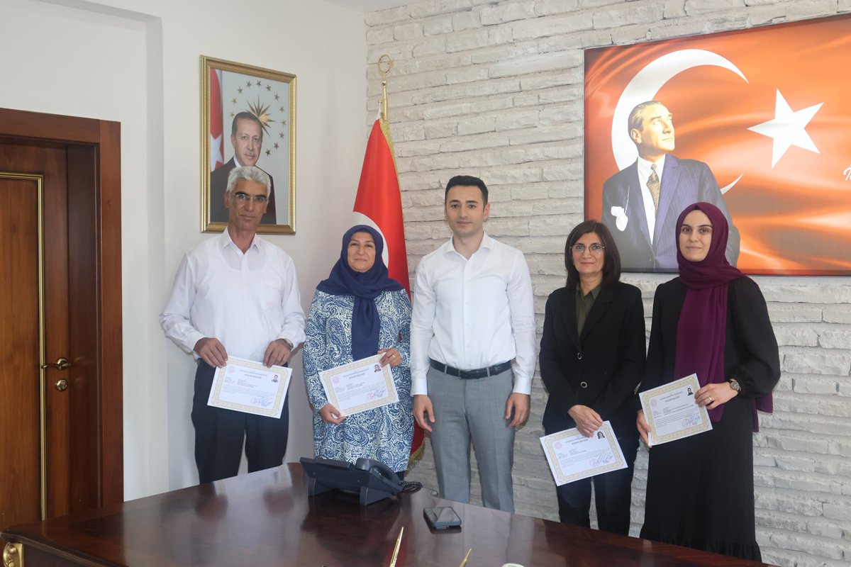 KKBekirKaymakam's tweet photo. Kaymakamımız Sn.Salih Kaya, Adreste Nüfus Hizmeti Projesi, İlçemizde 75 yaş ve üzeri yaşlı, hasta veya engelli vatandaşlarımızın kimlik kartı başvurularında göstermiş olduğu ��zverili çalışmalarından dolayı İlçe Nüfus Müdürü ve personellerini başarı belgesi ile ödüllendirdi. https://t.co/dtzQZyGEHe