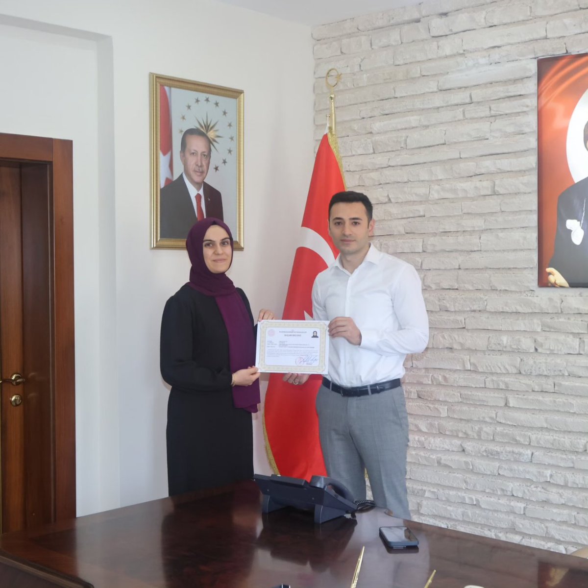 KKBekirKaymakam's tweet photo. Kaymakamımız Sn.Salih Kaya, Adreste Nüfus Hizmeti Projesi, İlçemizde 75 yaş ve üzeri yaşlı, hasta veya engelli vatandaşlarımızın kimlik kartı başvurularında göstermiş olduğu ��zverili çalışmalarından dolayı İlçe Nüfus Müdürü ve personellerini başarı belgesi ile ödüllendirdi. https://t.co/dtzQZyGEHe