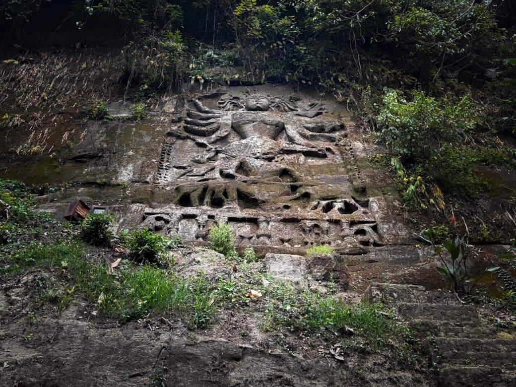 THESHUBHAMV's tweet photo. Mysterious 15th century rock carving Arts / #Petroglyphs of #MahisasurMardini in Kalajhari Hills in #Tripura. The carvings have 37 sculptures of Hindu Dev devis such as Shiva, Durga, Ganesha, Kartikey and mahisasurMardini.
#Chabimura is an astonishing archaeological site of Tripura, which demonstrates the unique cultural and tribal heritage of northeastern Bharatvarsh. Chabimura is home to a series of extraordinary rock-cut carvings of Hindu divinities, engraved on the hills that line the banks of the Gomati River.
The relief sculptures of Chabimura is one of those great archeological attractions that has very few parallels in India. The Chabimura is located near Devtamura Hills on the banks of River Gomti in the central region of Tripura. The statues have been carved on the steep sloping rock exposures of the Kalajhari Hills.
Hidden amidst an impenetrable jungle, these sculptures provide insight into the religious beliefs and practices of the people who once lived in this region. They have remained largely unexplored and unknown outside the boundaries of Tripura.
The word #Chabimura literally translates to âhill of picturesâ in local dialect, Chobi means photos and Muraâ means hill. This place is also called or âhill of godsâ. Chabimura is replete with panels of rock-cut sculptures on the steep slopes of the hills. The most stunning , eye catching and magnificent carving belong to #Mahisasuramardini, known locally as #ChakrakMaa.
While some scholars date the rock carvings to the 8th century, some argue that they belong to the 11th â 12th centuries. A few others opine that they were sculpted in the 15th century. But it may be more ancient than our prediction.