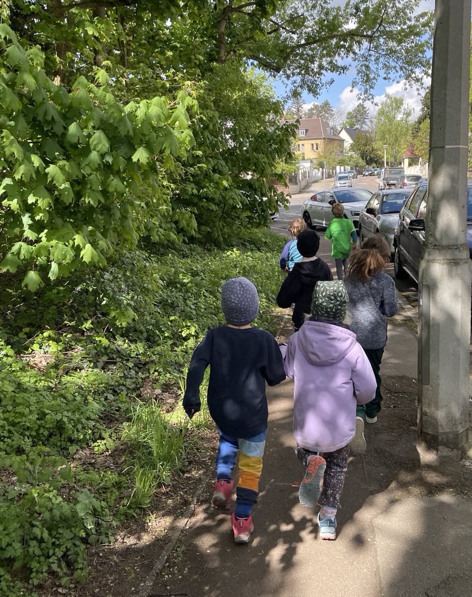 Beim Mittagessen als Idee entstanden - seit einiger Zeit sind einige KinderGartenKinder einmal die Woche fest zum Joggen verabredet . Selbstverständlich mit Turnschuhen und Sportsachen.
#Bildungshaus #Riesenklein #FreierKinderGartenRiesenklein #Joggen #bewegungimalltag