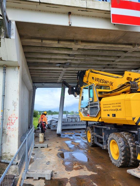 RWS_NN's tweet photo. De werkzaamheden voor de versterking van brug #Kootstertille verlopen voorspoedig. We zijn bezig met het aanbrengen van de stalen ondersteuningsconstructie. De eerste stalen balk is dinsdag geplaatst. Lees hier meer informatie over de werkzaamheden 👉 https://t.co/AFcL2M1M2P #HLD https://t.co/gmTeBmKZ7v