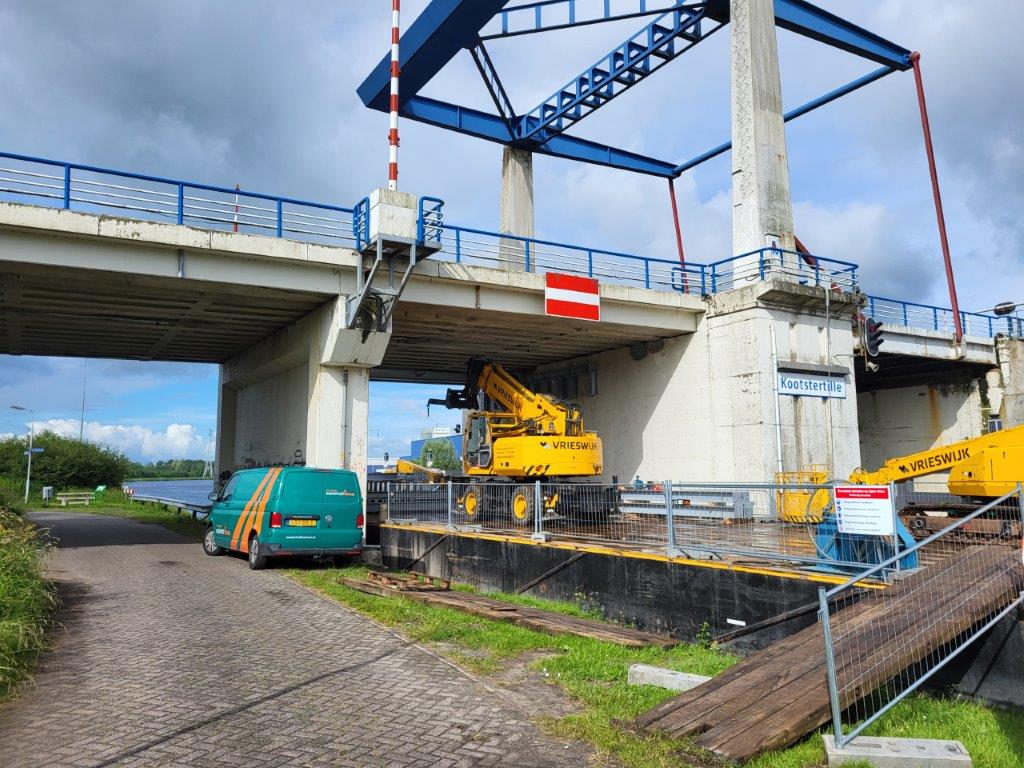 RWS_NN's tweet photo. De werkzaamheden voor de versterking van brug #Kootstertille verlopen voorspoedig. We zijn bezig met het aanbrengen van de stalen ondersteuningsconstructie. De eerste stalen balk is dinsdag geplaatst. Lees hier meer informatie over de werkzaamheden 👉 https://t.co/AFcL2M1M2P #HLD https://t.co/gmTeBmKZ7v