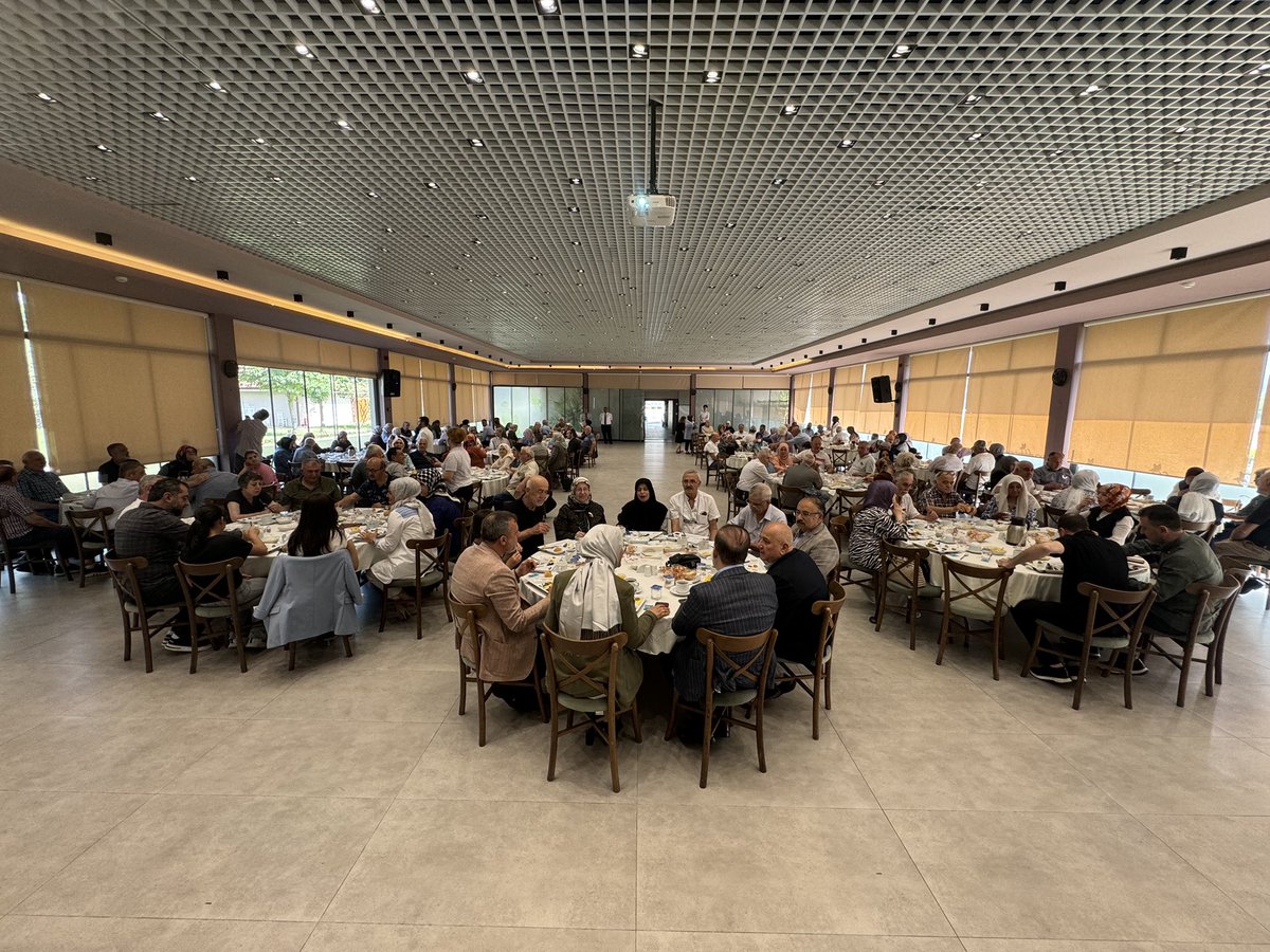 akkadinizmit41's tweet photo. Babalar Günü dolayısıyla kıymetli babalarımıza yönelik düzenlemiş olduğumuz kahvaltı programımızı; İl Başkanımız @SahinTalus, Milletvekilimiz @RSKatircioglu, İl Kadın Kolları Başkan V. Şafak Durak, İlçe Başkanımız @HDokuzlar, kıymetli katılımcılarımızla birlikte gerçekleştirdik. https://t.co/ZzEvDR4hKM