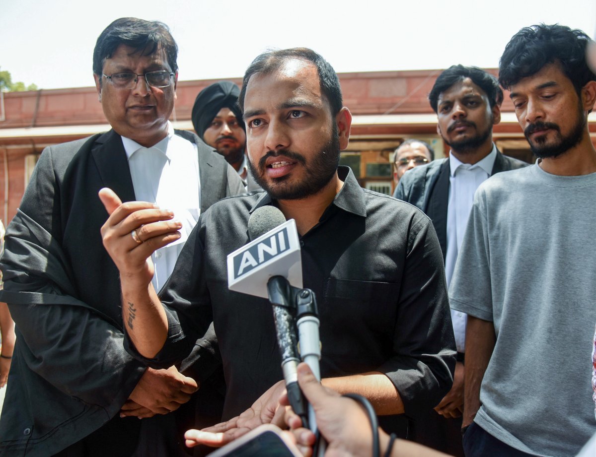 HimalayanMailJK's tweet image. Alakh Pandey, petitioner and CEO of Physics Wallah, speaks to the media  on the Supreme Court&apos;s hearing on the NEET-UG 2024 exam, in New Delhi on  Thursday.

#NEET_परीक्षा  #PhysicsWala #NewsUpdate #Newsfeed