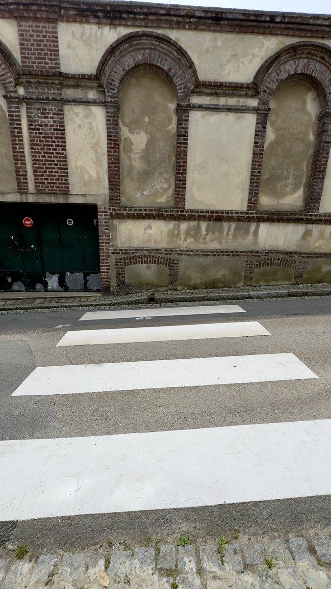 RitterJurgen's tweet photo. Wir haben noch einen Zebrastreifen übrig, wo soll der hin? #Wuote #Honfleur 🇫🇷 https://t.co/0RsS0VMUTN