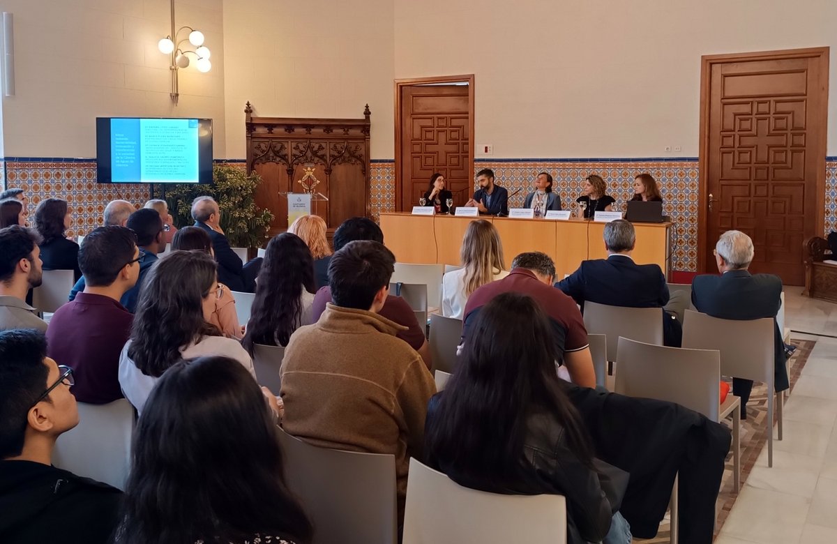 iiama_upv's tweet photo. 😃El pasado martes formamos parte de la jornada anual de la @CatedraAguas, dirigida por nuestro investigador Javier Paredes💧. 
👉En ella, también participaron @igando77 y Carmen Hernández quienes intervinieron en la mesa redonda. 
👏Una jornada enriquecedora para tod@s! 
#IIAMA https://t.co/GfsRaxur2o