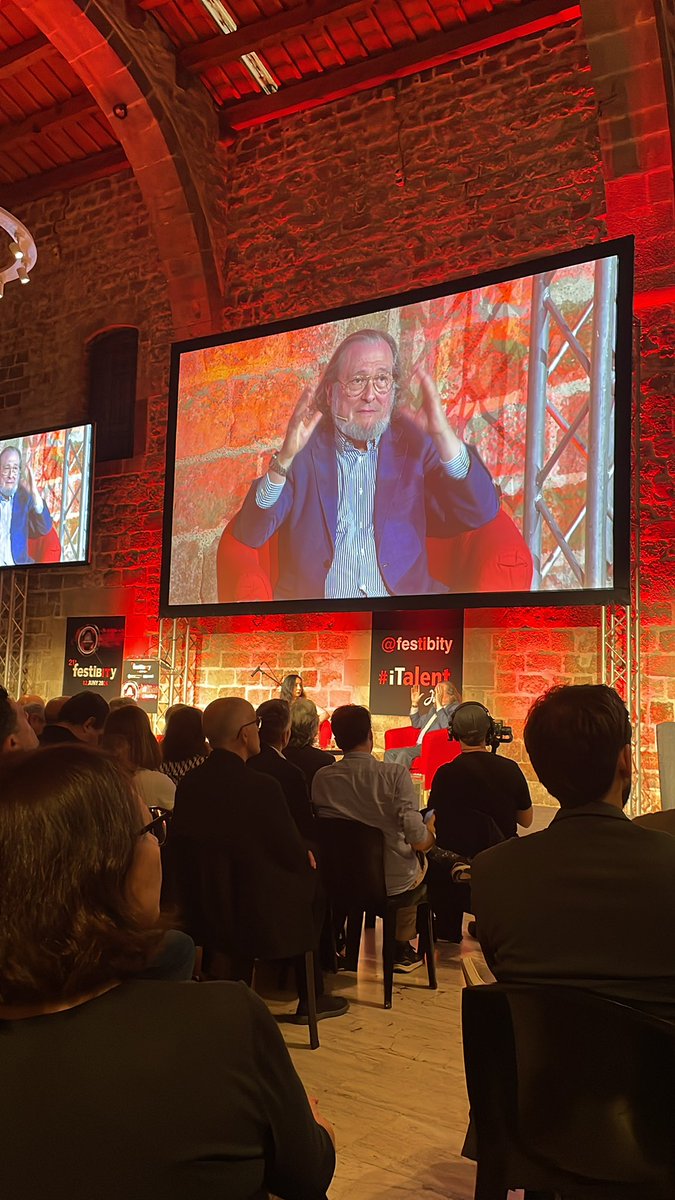 España pierde en l fuga de talento 150MM <a href="/sninobecerra/">Santiago Niño</a> entrevistado en el <a href="/festibity/">Festibity</a> #italent por <a href="/ginaaran/">Gina Aran</a>