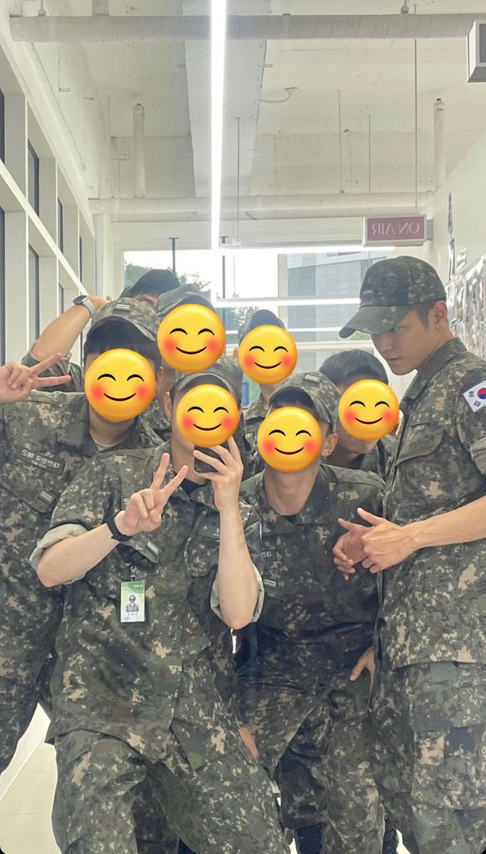 Ieetaesthetic's tweet photo. Taeyong with his Navy PR friends!! https://t.co/iDVejFiAbX