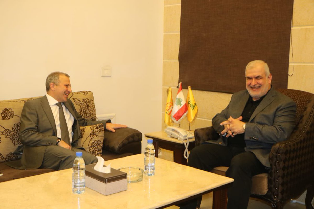 اختتم رئيس #التيار_الوطني_الحر  جولته التشاورية الرئاسية باجتماعٍ مع رئيس كتلة الوفاء للمقاومة النائب محمد رعد بحضور النائب سيزار ابي خليل. وتم عرض مواقف الأطراف من الدعوة  للتشاور على قاعدة الاتفاق على مرشح لرئاسة الجمهورية أو الذهاب إلى الانتخاب الرئاسي.