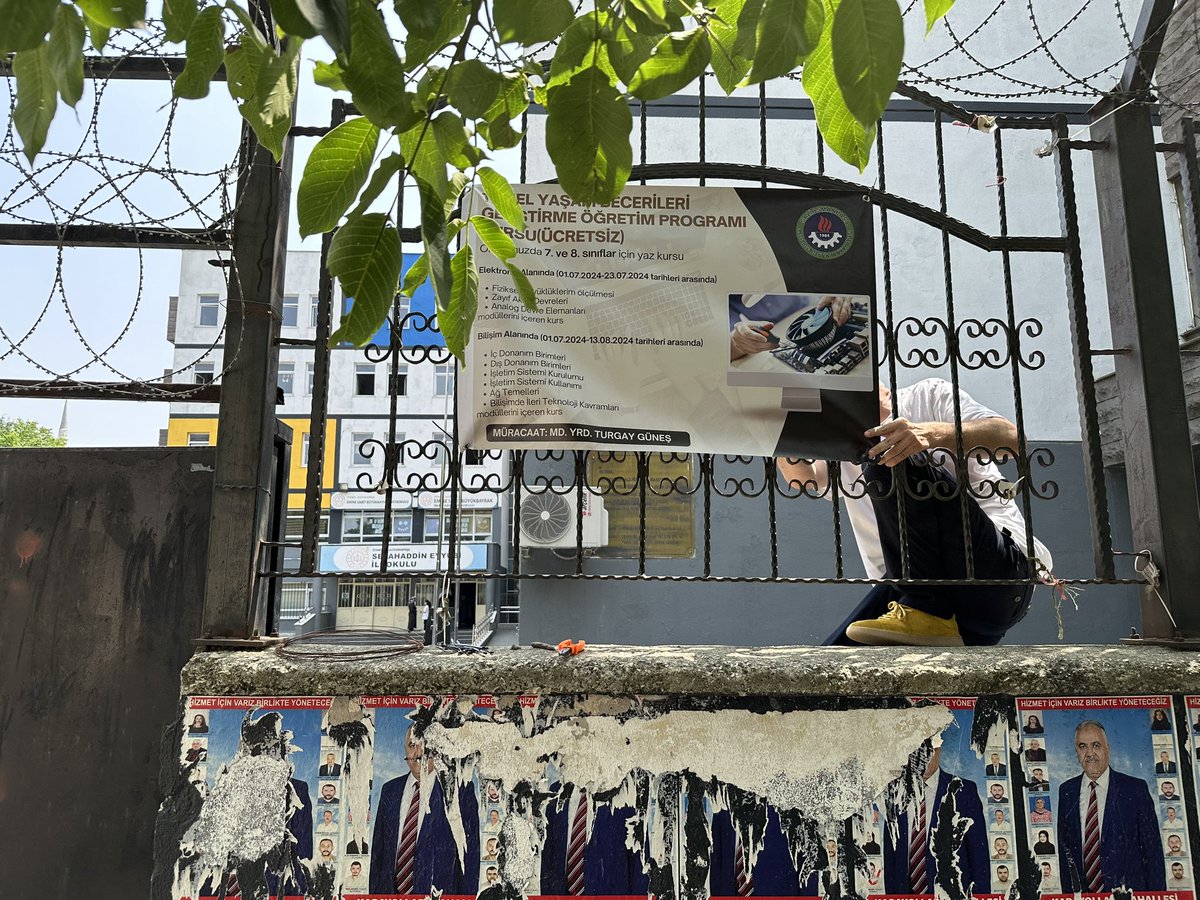 KalafatCem's tweet photo. Yazın açılacak olan Temel Yaşam Becerileri Geliştirme Öğretim Programı Kursu afişlerimizi yakın okullara elektrik öğretmeni Sıdık Yücel hocamızla beraber astık @gopmetal @YukselAslan69 @istanbulilmem @gopmem @tcmeb https://t.co/a9paAiS7pP