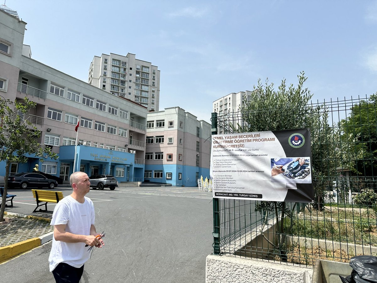KalafatCem's tweet photo. Yazın açılacak olan Temel Yaşam Becerileri Geliştirme Öğretim Programı Kursu afişlerimizi yakın okullara elektrik öğretmeni Sıdık Yücel hocamızla beraber astık @gopmetal @YukselAslan69 @istanbulilmem @gopmem @tcmeb https://t.co/a9paAiS7pP
