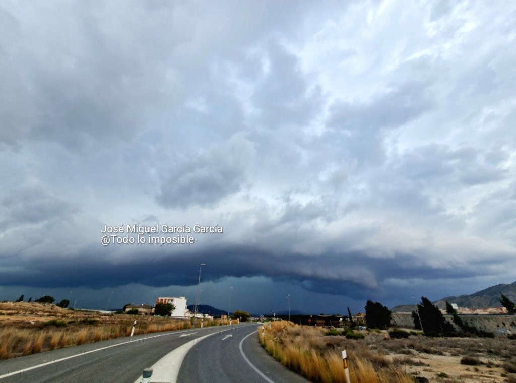 josestormchaser's tweet photo. 12/6/24: Adelanto, "otras" fotos de movil, ya algo editadas desde él. Secuencia desde #Selfcloud en
#LineaTurbonada (Cieza/Jumilla/Albatana) hasta #Sp tipo Hp en Molina de Segura y Murcia (Alcantarilla)
Y el video de caza y seguimiento
https://t.co/bZbhmgYdQT
#TormentaSevera https://t.co/uBfX7YWHKT